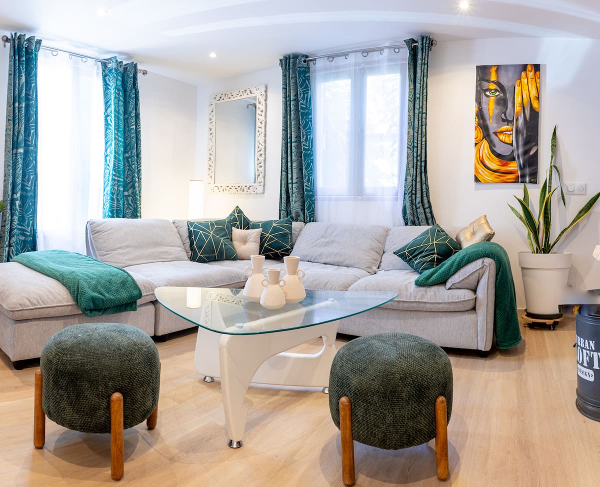 Salon lumineux avec fauteuils et rideaux bleus