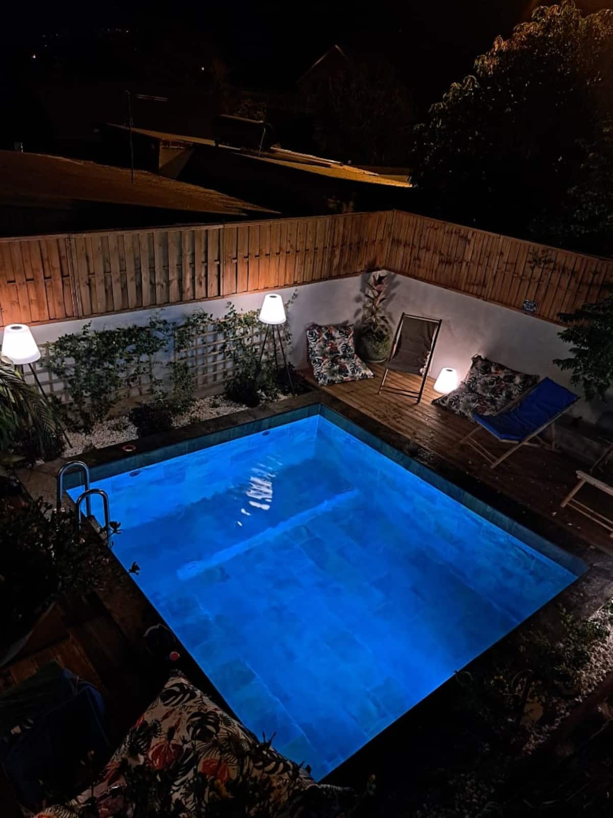 Piscine privée éclairée de nuit