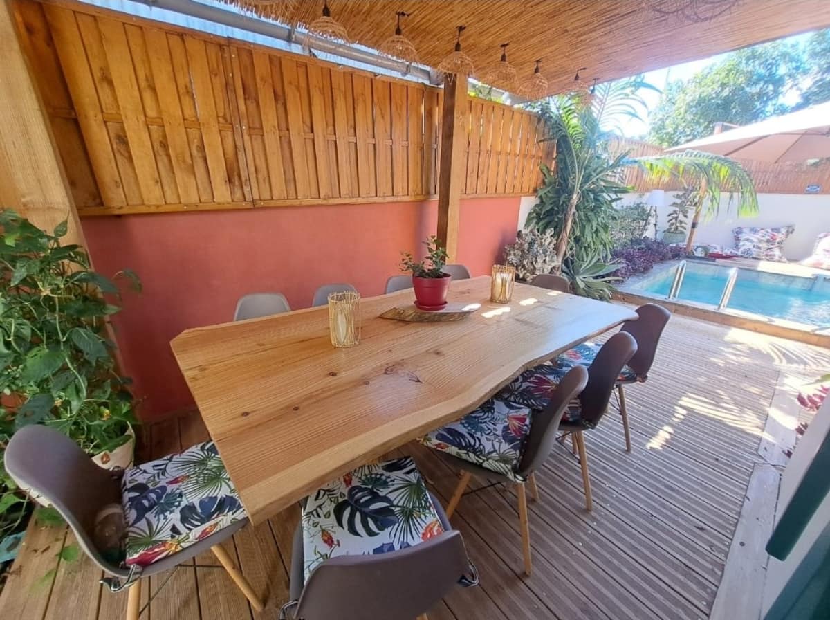 Terrasse extérieure avec grande table