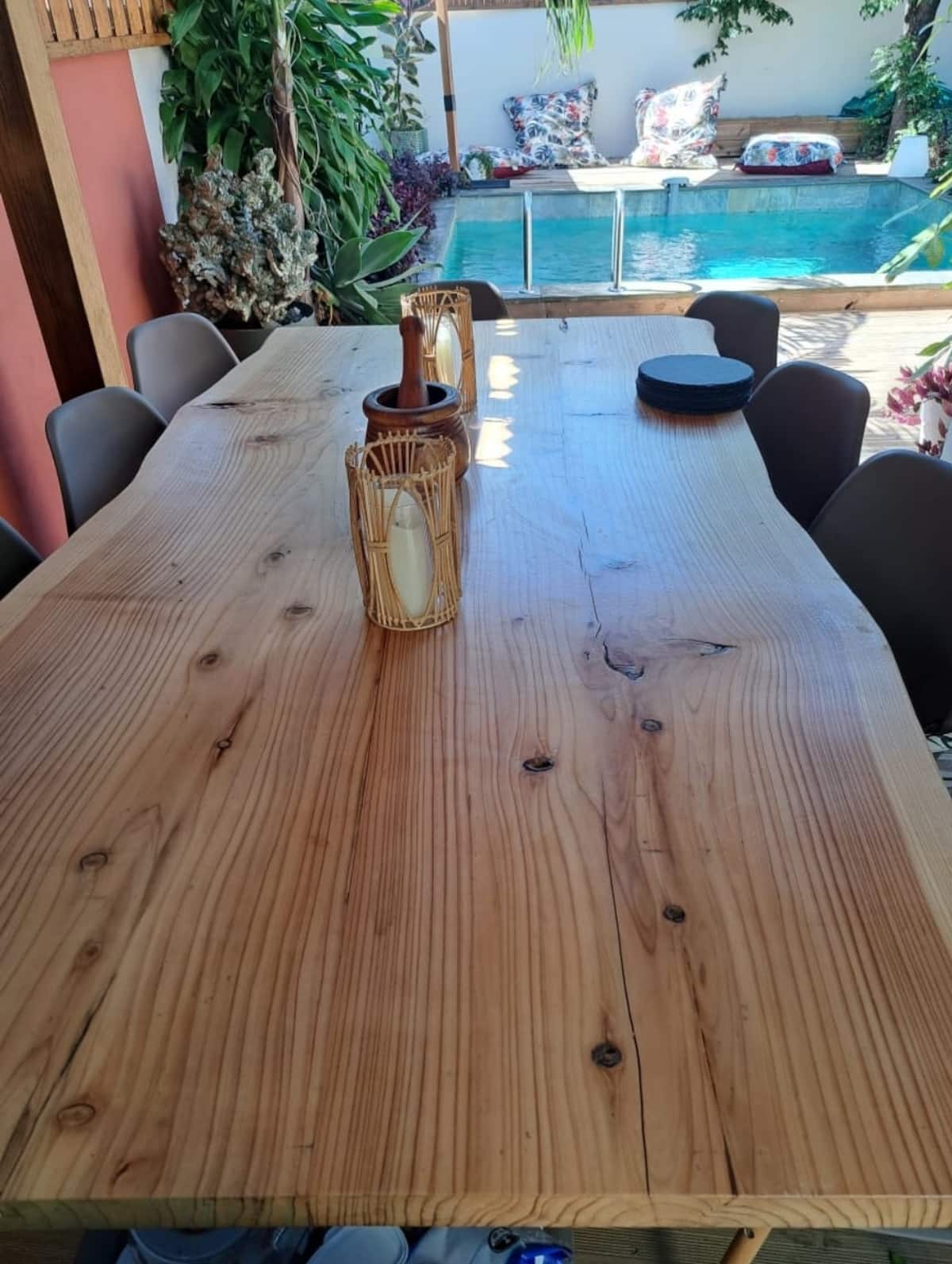 Grande table extérieure sur la terrasse