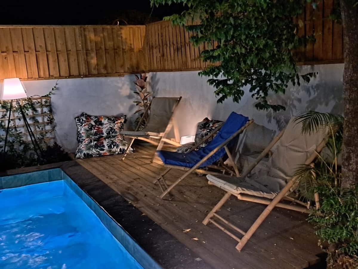 Terrasse extérieure de Verdure & Cie avec vue sur le jardin